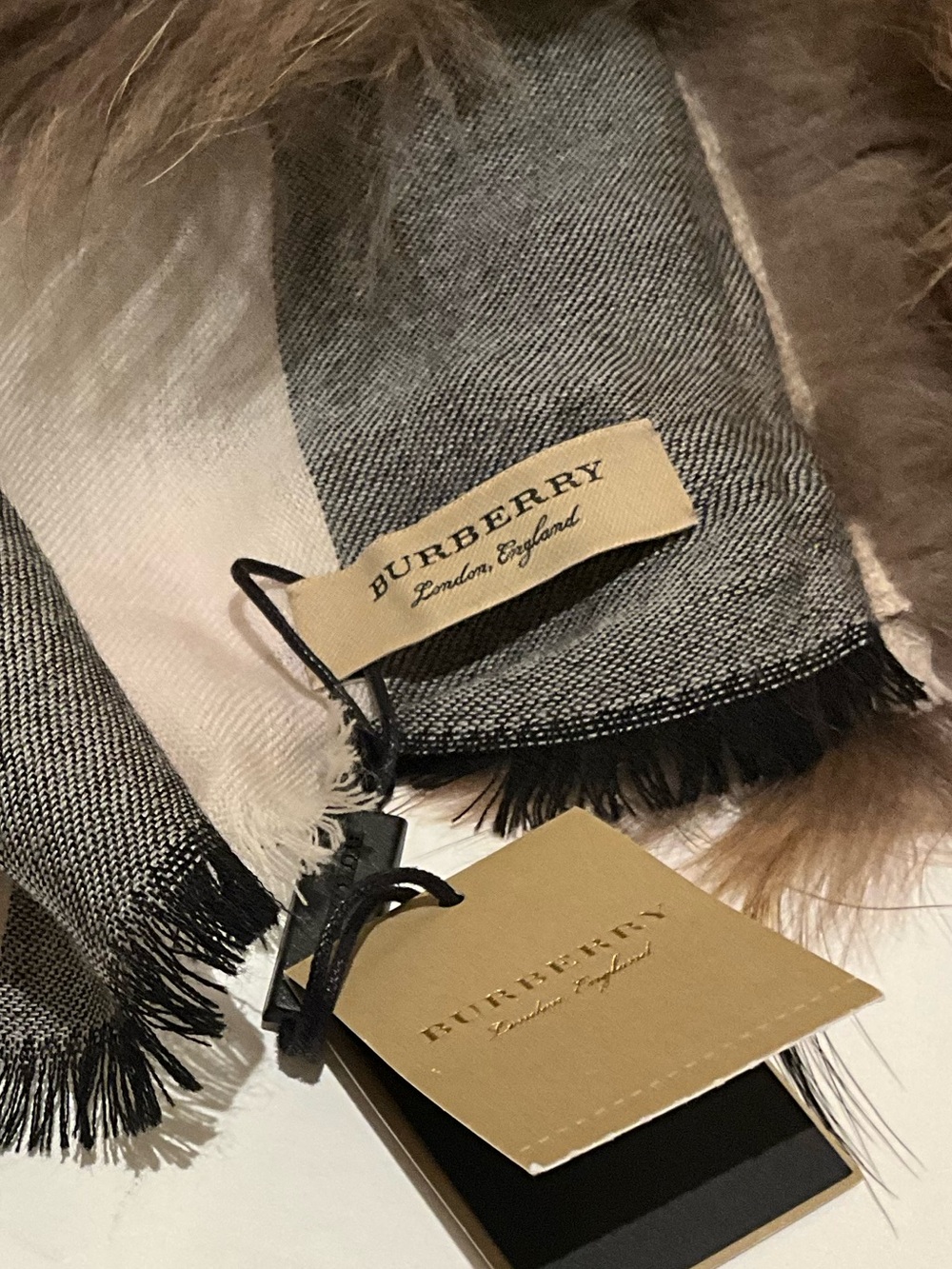 BURBERRY CASHMERE/ WOOL RACCOON FUR STOLE. - Picture 9 of 10